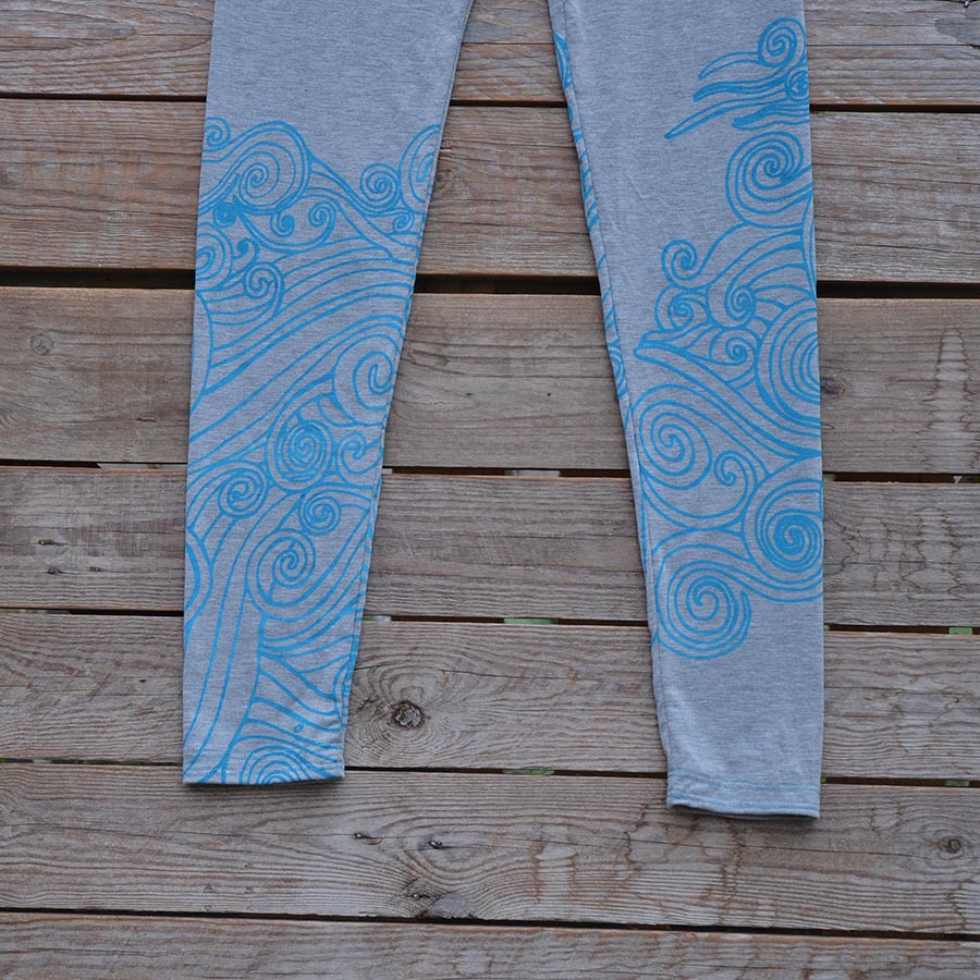 Light Grey/Turquoise Printed leggings in light grey with wave design in turquoise
