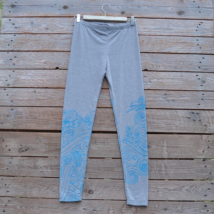 Printed leggings Printed leggings in light grey with wave design in turquoise